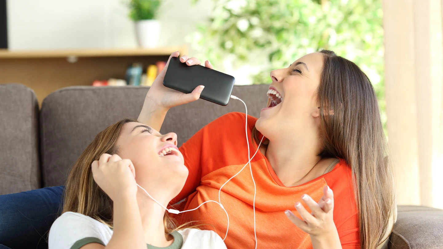 Chicas escuchan música en los auriculares Chicas escuchan música en los auriculares