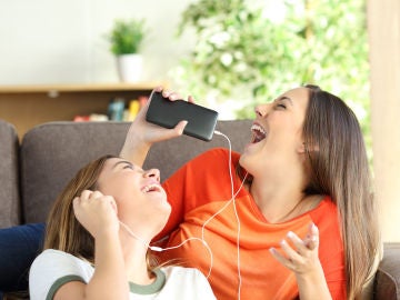 Chicas escuchan música en los auriculares