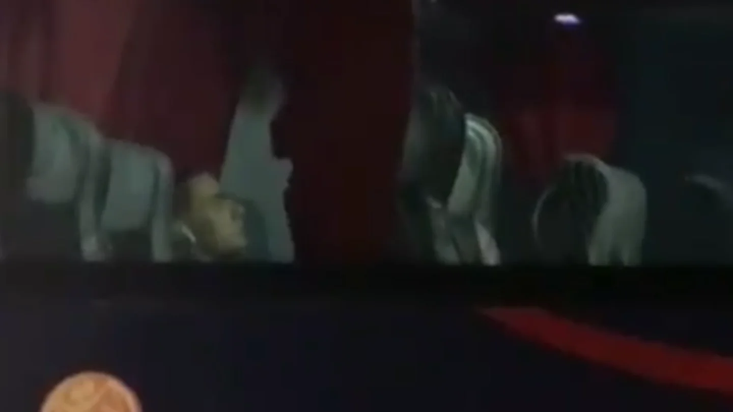 Reguilón, dormido en el autobús del Real Madrid Reguilón, dormido en el autobús del Real Madrid