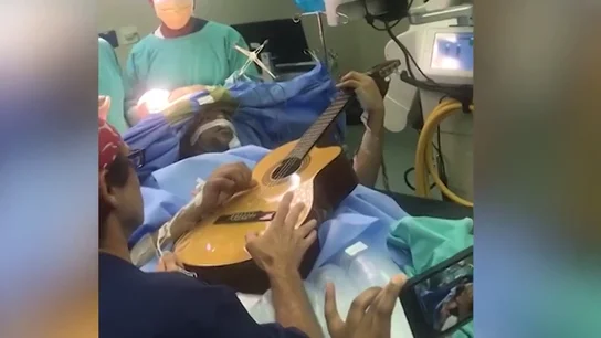 El impactante momento en el que un músico de jazz toca la guitarra mientras es operado de un tumor cerebral El impactante momento en el que un músico de jazz toca la guitarra mientras es operado de un tumor cerebral
