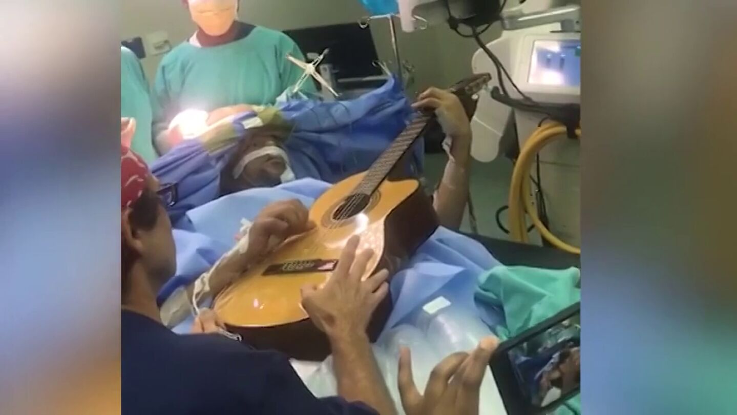 El impactante momento en el que un m&uacute;sico de jazz toca la guitarra mientras es operado de un tumor cerebral