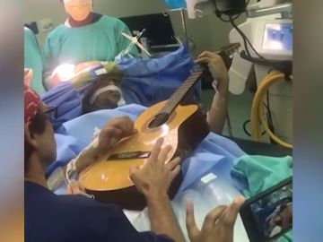 El impactante momento en el que un músico de jazz toca la guitarra mientras es operado de un tumor cerebral