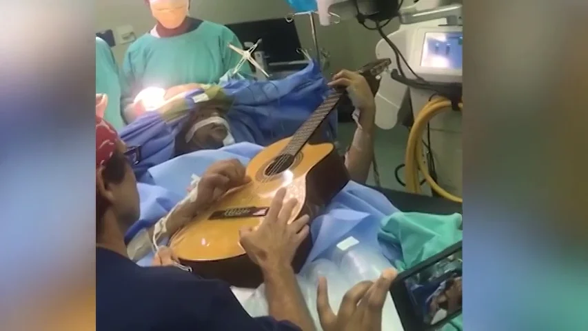 El impactante momento en el que un músico de jazz toca la guitarra mientras es operado de un tumor cerebral