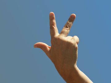 Tres solitarios dedos para marcar la soledad de tu vida