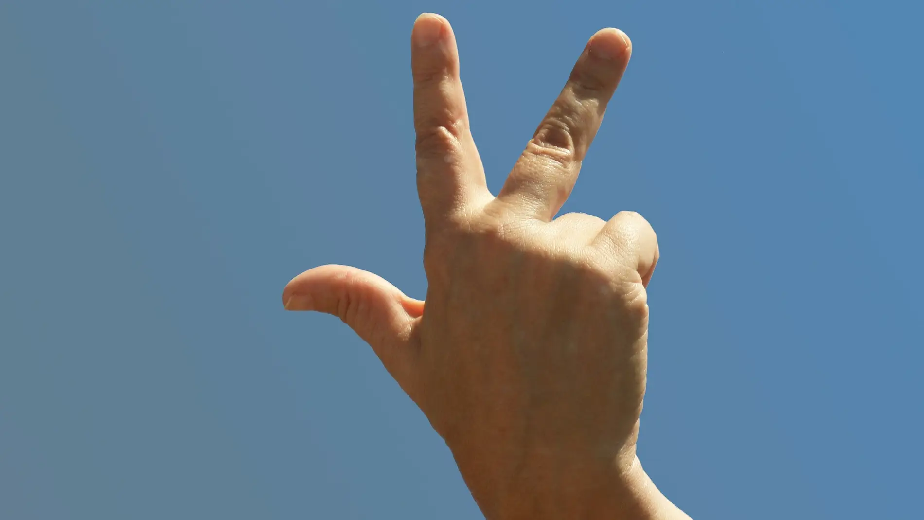 Tres solitarios dedos para marcar la soledad de tu vida