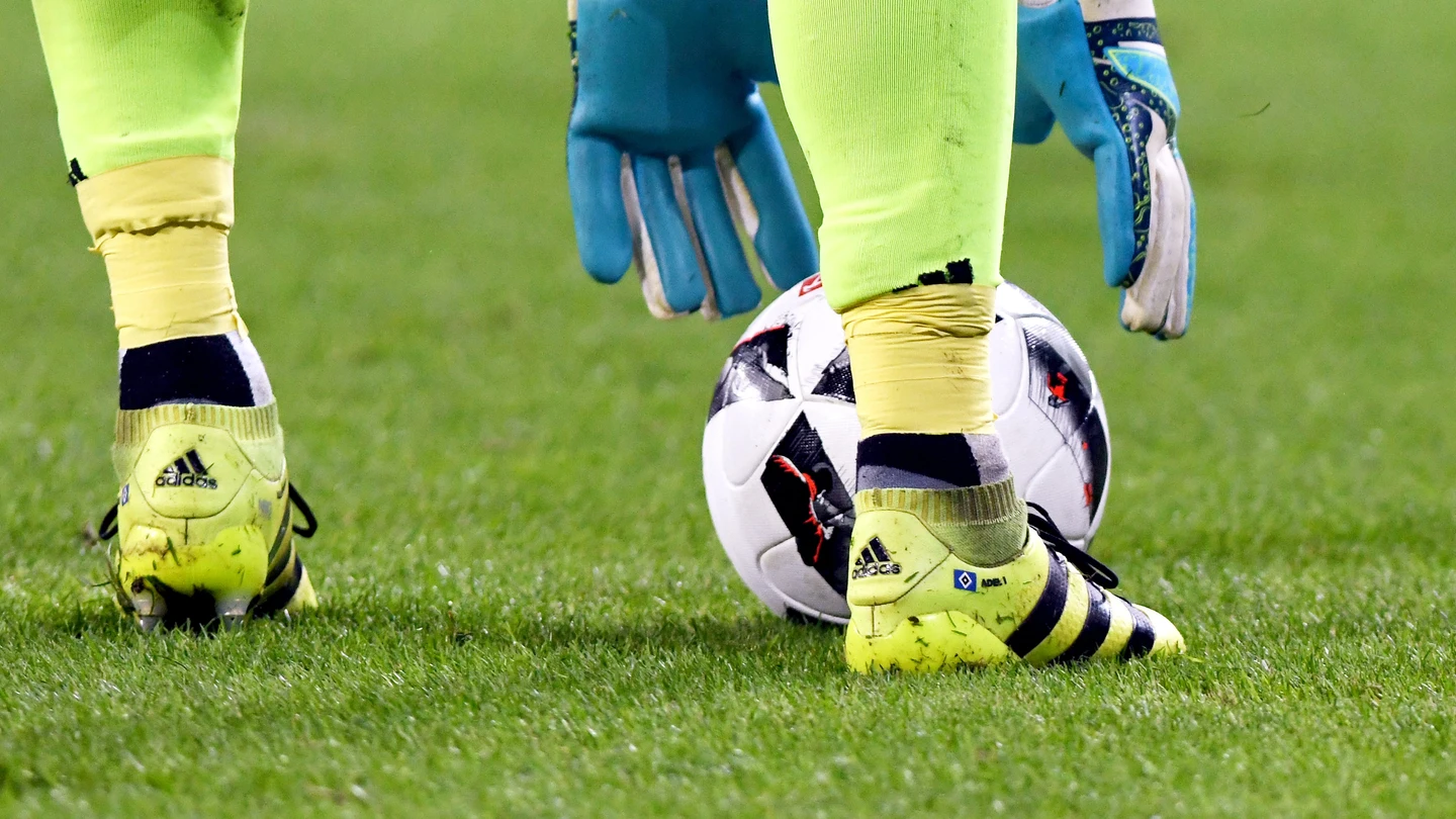 Un jugador de fútbol, durante un partido Un jugador de fútbol, durante un partido