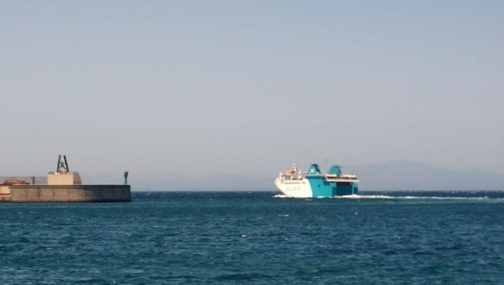 El buque, sin propulsión, ha solicitado un remolcador para regresar a Ceuta