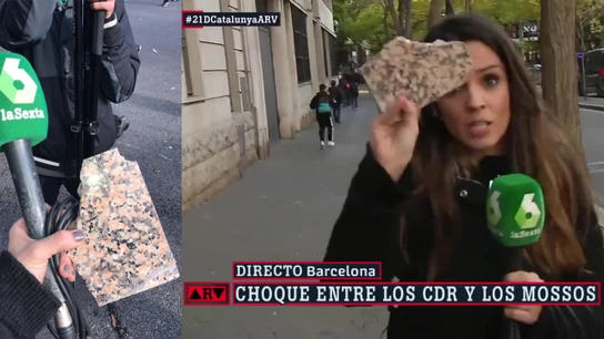 Ana Cuesta muestra una de las piedras lanzadas en Barcelona Ana Cuesta muestra una de las piedras lanzadas en Barcelona