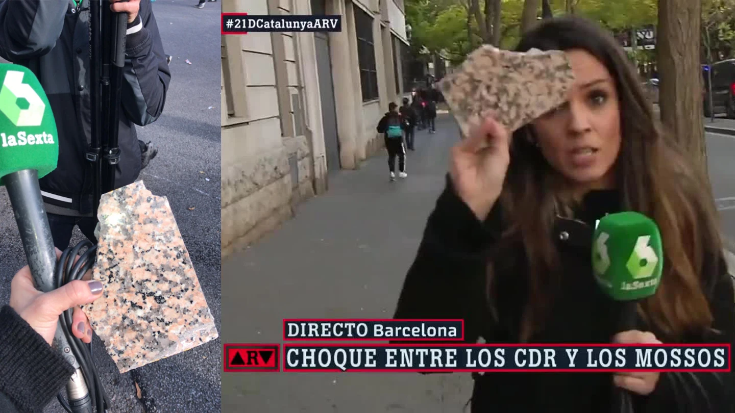 Ana Cuesta muestra una de las piedras lanzadas en Barcelona Ana Cuesta muestra una de las piedras lanzadas en Barcelona