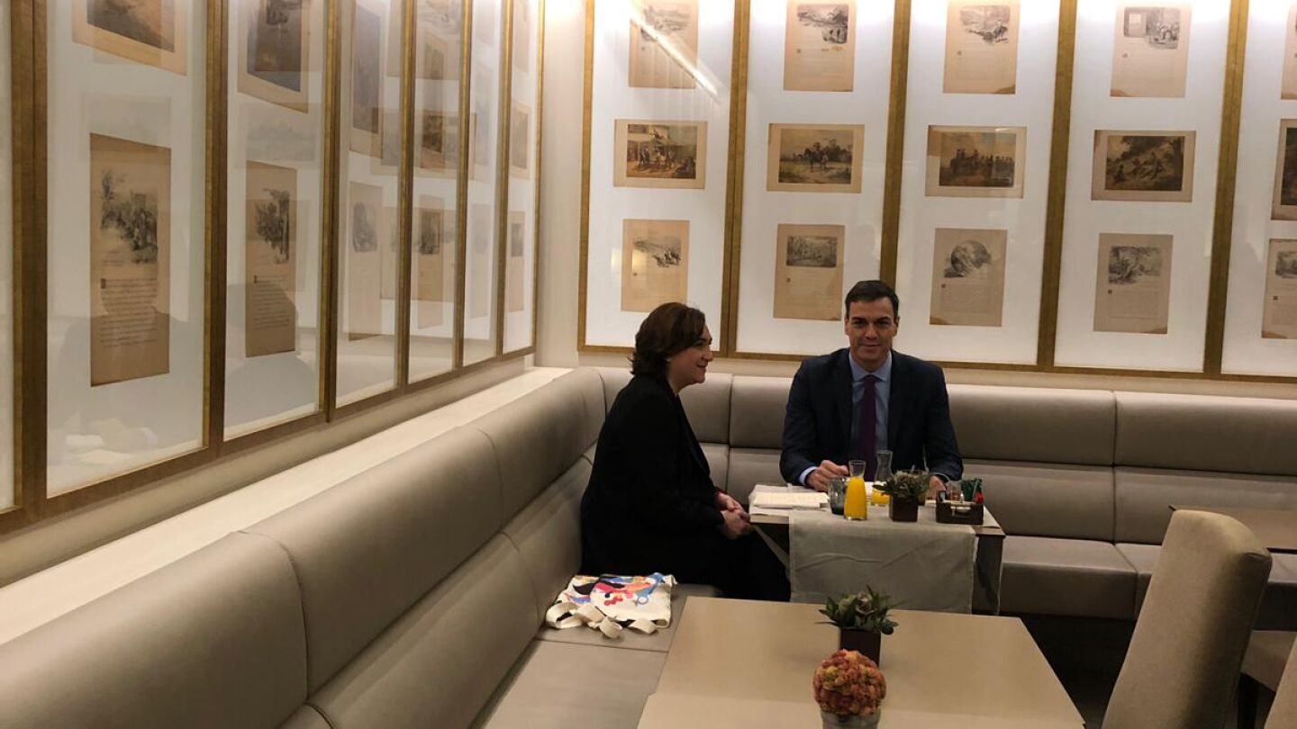 Pedro S&aacute;nchez se re&uacute;ne con Ada Colau en Barcelona