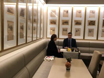 Pedro Sánchez se reúne con Ada Colau en Barcelona Pedro Sánchez se reúne con Ada Colau en Barcelona