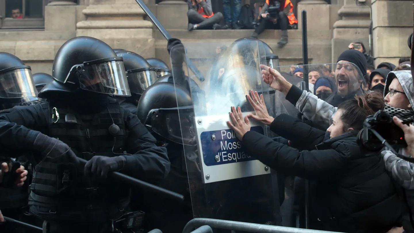 Mossos d'Esquadra frente a simpatizantes independentistas Mossos d'Esquadra frente a simpatizantes independentistas