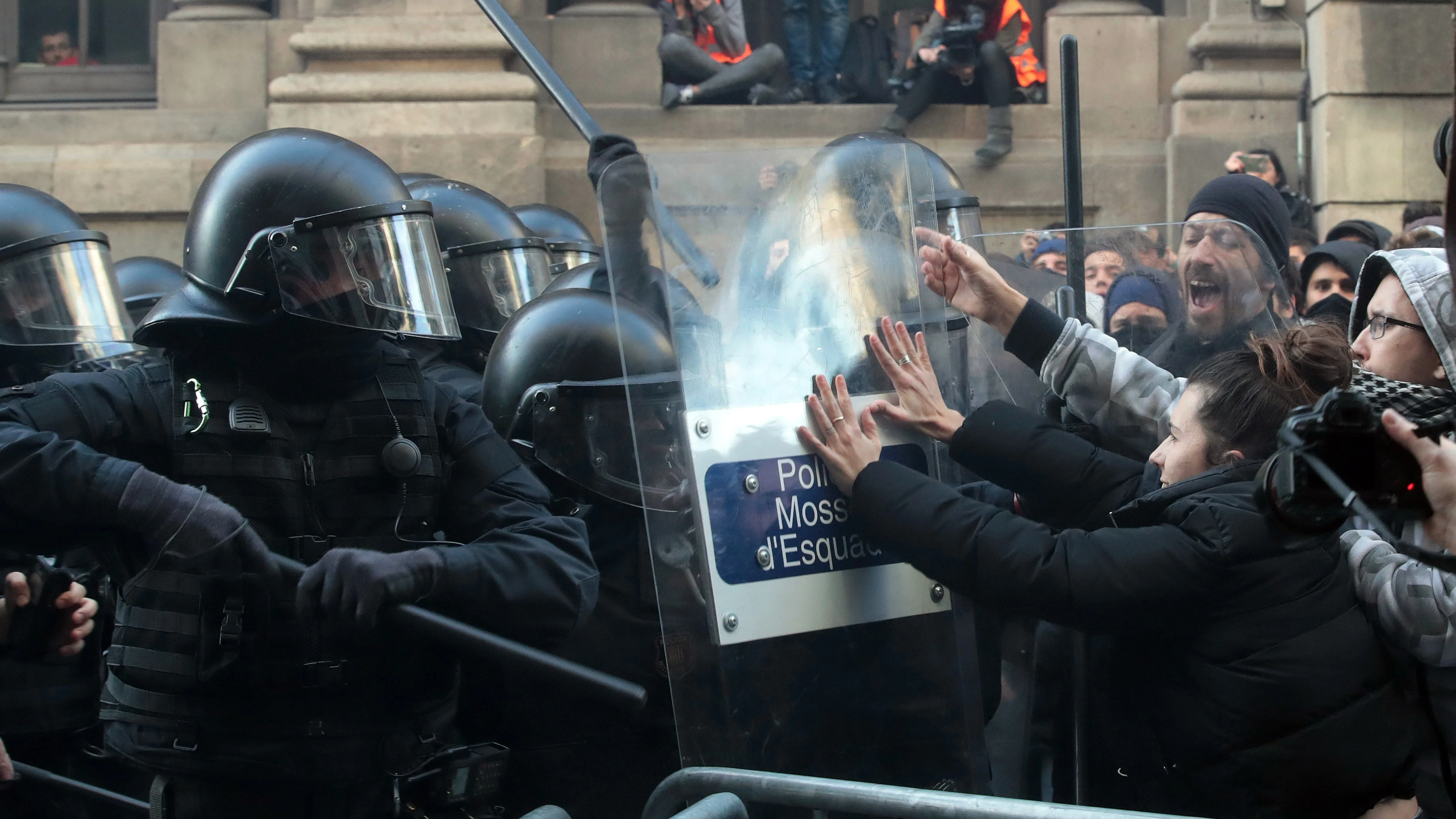 Mossos d'Esquadra frente a simpatizantes independentistas