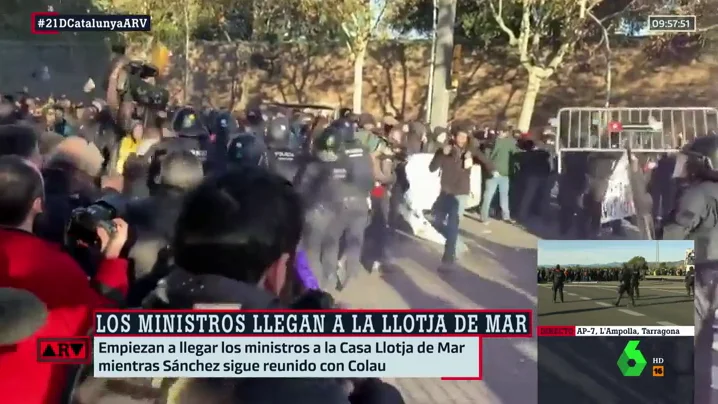 Cargas de los Mossos contra los CDR que intentaban superar las vallas que rodean a la Llotja de Mar