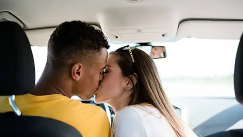 Besarse en el coche Besarse en el coche