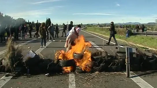 Los CDR prenden una barricada que corta la AP-7 en L'Ampolla Carlos Quilez nos avanza que dos agentes de los Mossos se encuentran graves después de que el 21 de diciembre colisionaran contra una barrera de neumáticos de los CDR. Toda la información, en el vídeo.
