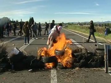 Los CDR prenden una barricada que corta la AP-7 en L'Ampolla Los CDR prenden una barricada que corta la AP-7 en L'Ampolla