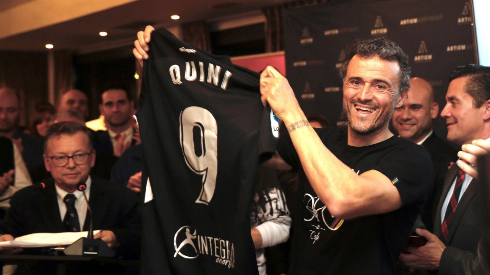Luis Enrique, con la camiseta homenaje a Quini