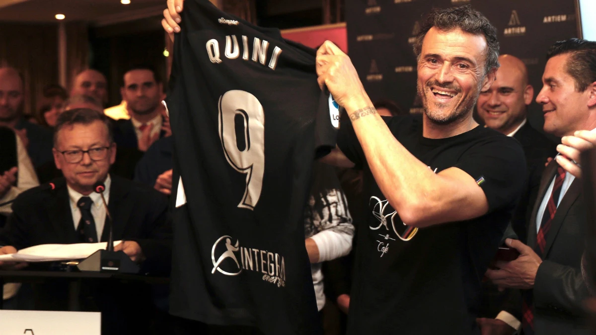 Luis Enrique, con la camiseta homenaje a Quini