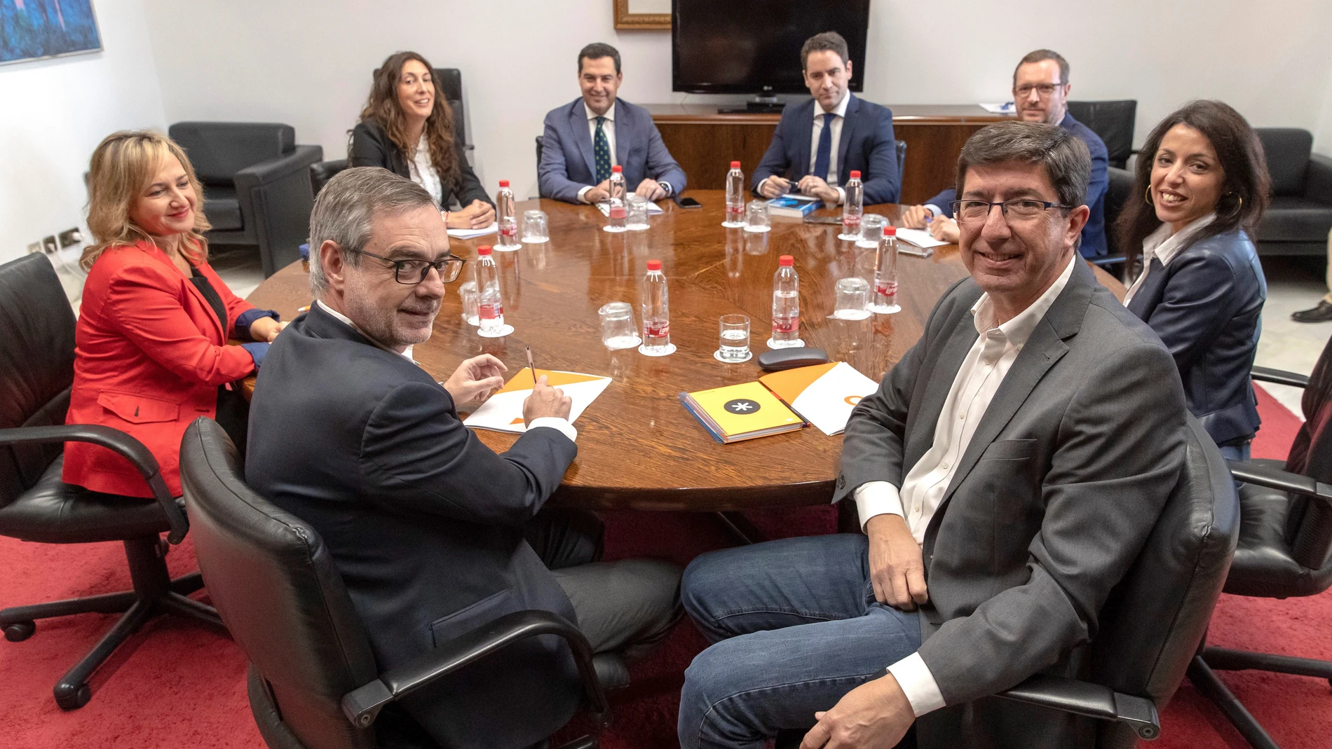 Los equipos negociadores de Partido Popular y Ciudadanos.