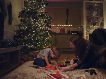 El latido de corazón de un niño con una grave enfermedad controla las luces navideñas de Londres para concienciar sobre su situación El latido de corazón de un niño con una grave enfermedad controla las luces navideñas de Londres para concienciar sobre su situación