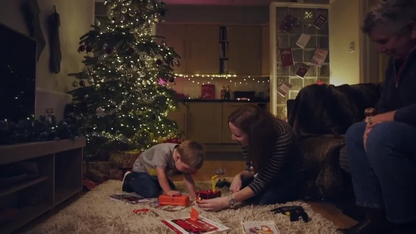 El latido de corazón de un niño con una grave enfermedad controla las luces navideñas de Londres para concienciar sobre su situación