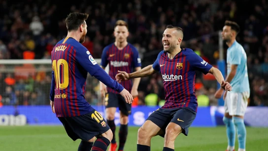 Messi y Jordi Alba se abrazan tras el gol del argentino al Celta Messi y Jordi Alba se abrazan tras el gol del argentino al Celta