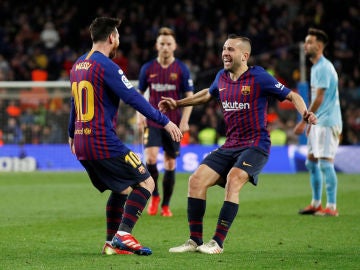 Messi y Jordi Alba se abrazan tras el gol del argentino al Celta Messi y Jordi Alba se abrazan tras el gol del argentino al Celta