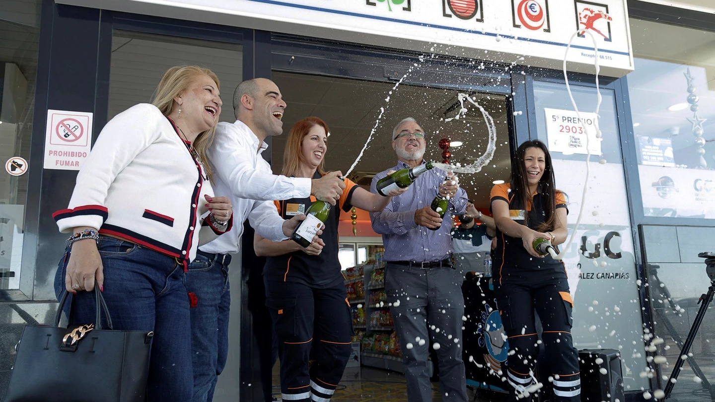 Los propietarios y empleados de una administración celebrando el Gordo de la Lotería de Navidad. Los propietarios y empleados de una administración celebrando el Gordo de la Lotería de Navidad.