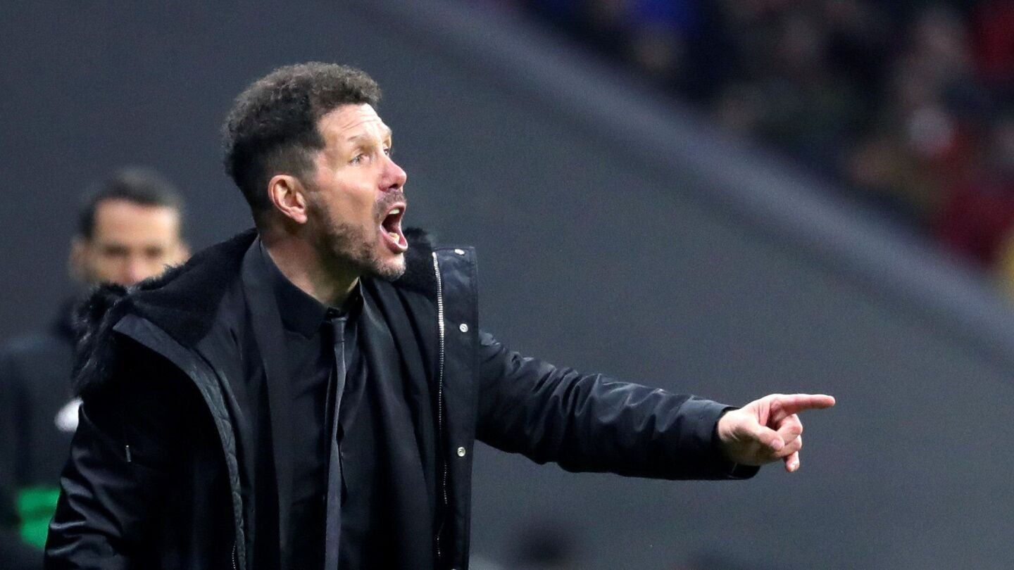 Simeone da indicaciones en la banda