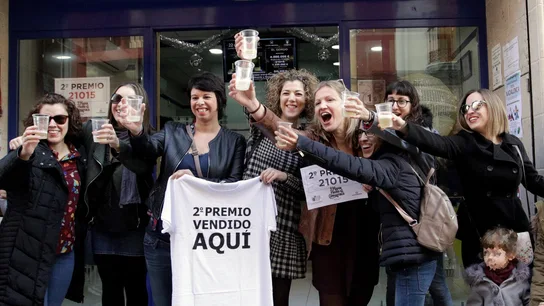 Vecinas de Pedreguer celebran un segundo premio de la Lotería de Navidad Vecinas de Pedreguer celebran un segundo premio de la Lotería de Navidad