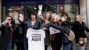 Vecinas de Pedreguer celebran un segundo premio de la Lotería de Navidad