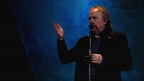 Serrat durante su concierto en Barcelona Serrat durante su concierto en Barcelona