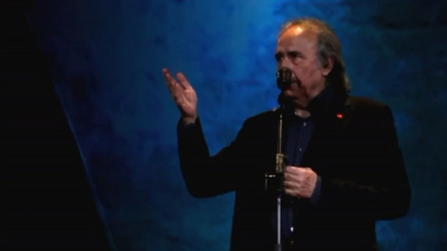 Serrat durante su concierto en Barcelona
