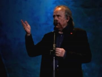 Serrat durante su concierto en Barcelona
