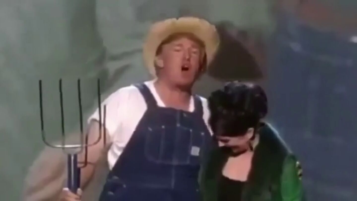 El surrealista v&iacute;deo que Trump ha compartido en sus redes sociales disfrazado de granjero para anunciar ley agr&iacute;cola