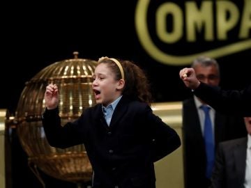 La pequeña Aya cantando el Gordo La pequeña Aya cantando el Gordo