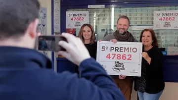 En Foios, Valencia ya han salido a celebrar que les ha tocado el primero de los quintos premios: 47.862. Dotado con 6.000 euros cada décimo. En Foios, Valencia ya han salido a celebrar que les ha tocado el primero de los quintos premios: 47.862. Dotado con 6.000 euros cada décimo.