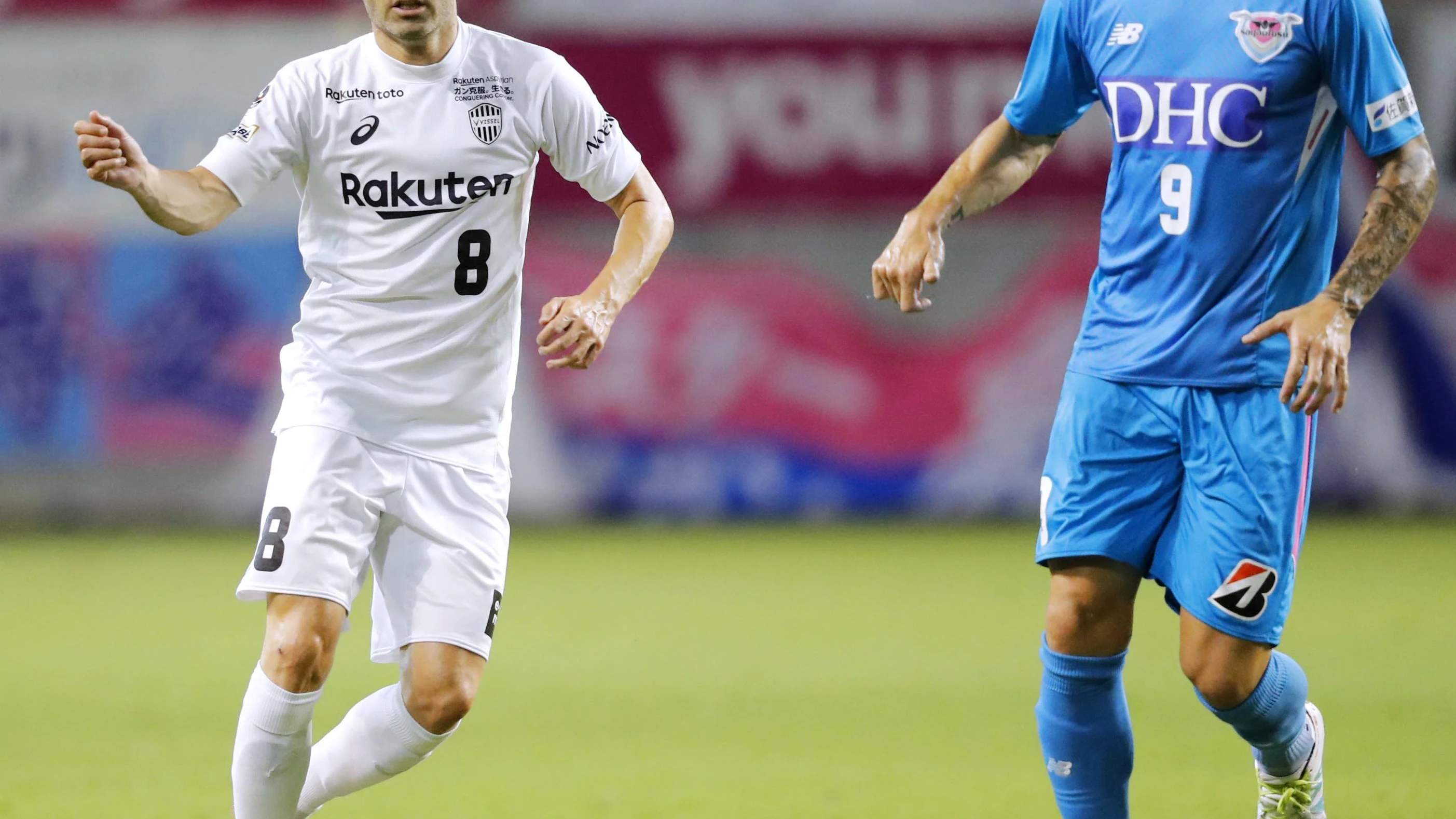 Andrés Iniesta y Fernando Torres, durante un partido entre el Vissel Kobe y el Sagan Tosu