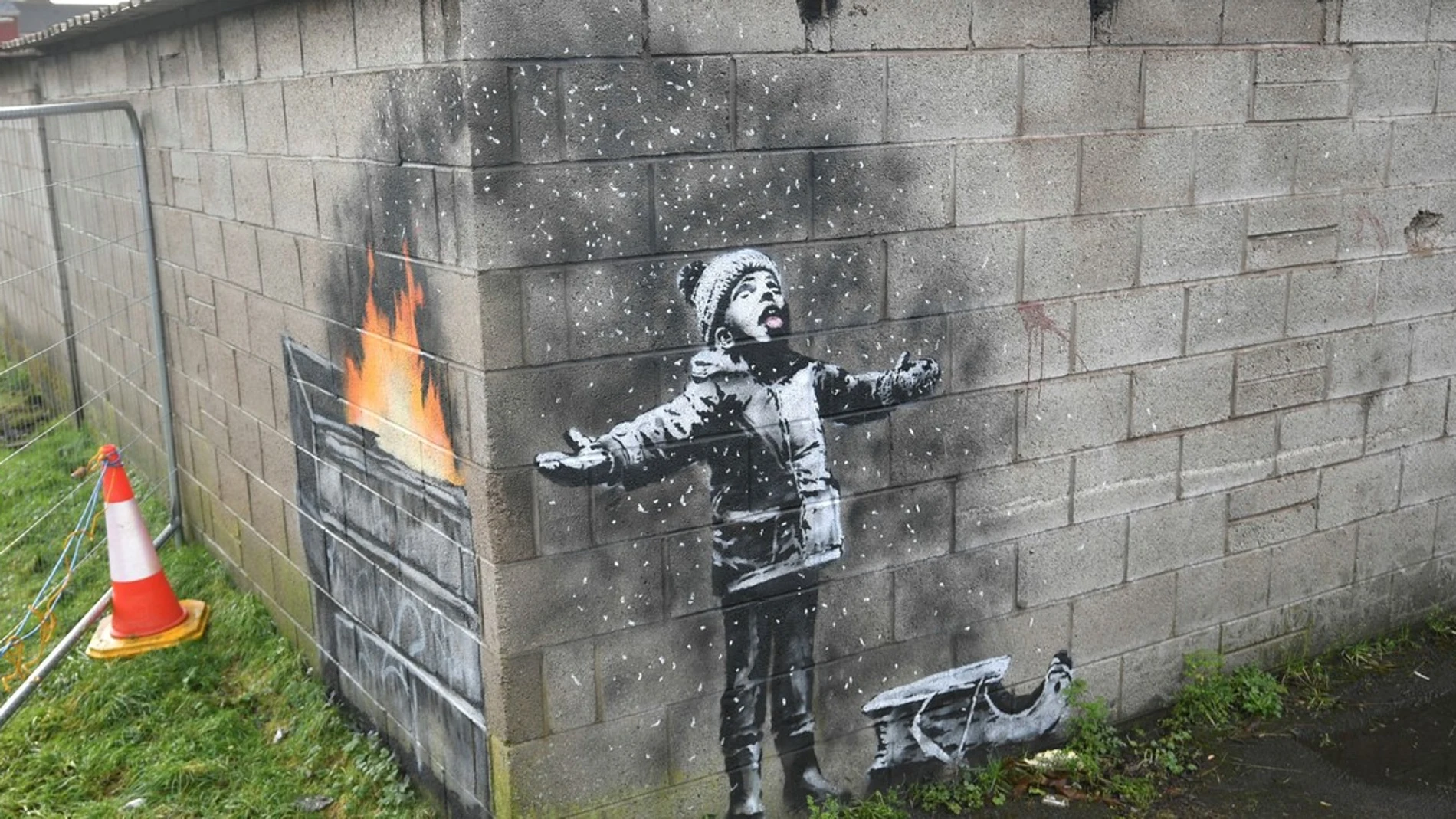 Banksy regala un mural a un pueblo industrial galés que ironiza sobre la contaminación