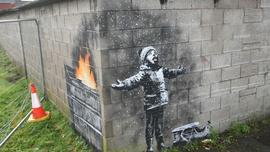 Banksy regala un mural a un pueblo industrial galés que ironiza sobre la contaminación