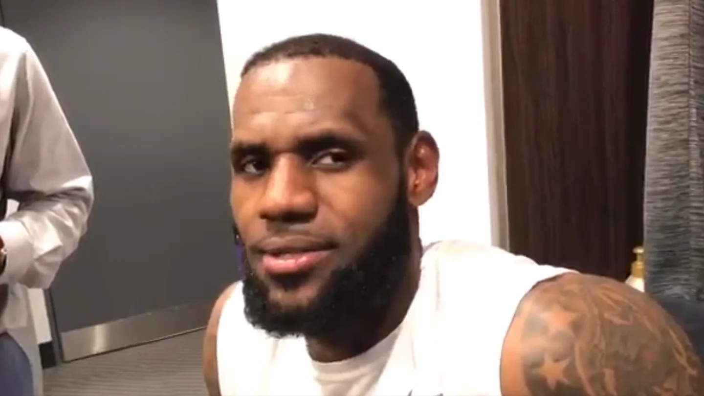 LeBron James atiende a los periodistas LeBron James atiende a los periodistas