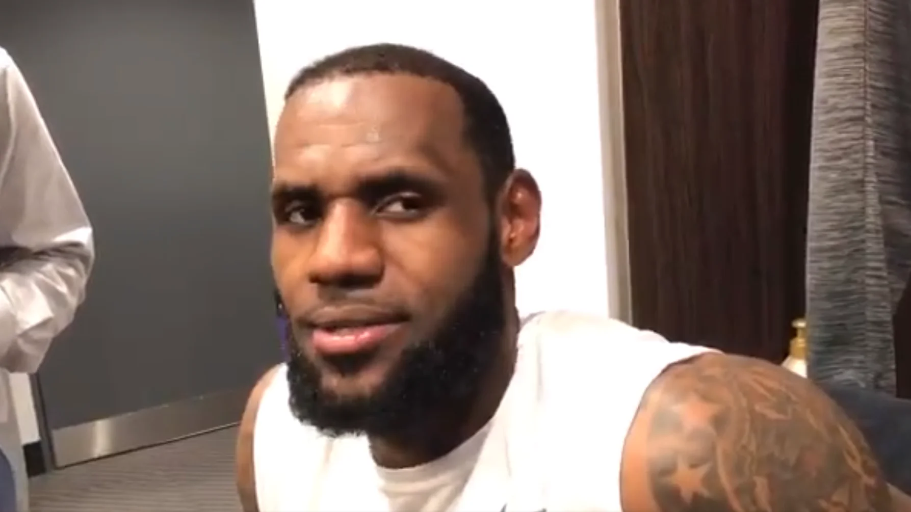 LeBron James atiende a los periodistas