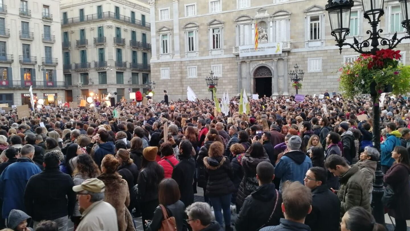 Concentraci&oacute;n para exigir Justicia despu&eacute;s de que un polic&iacute;a matara a una perra en Barcelona