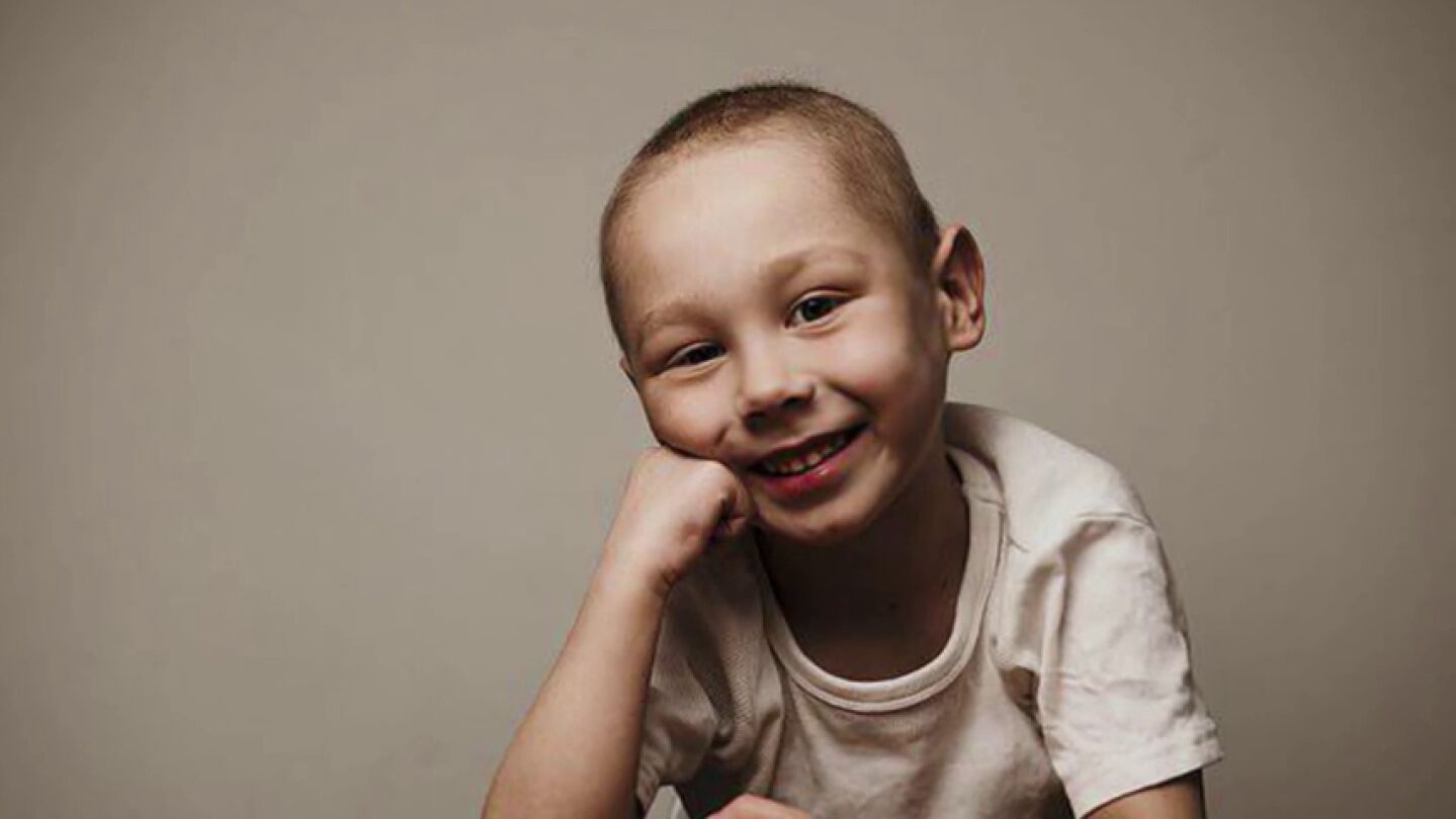 Imagen del ni&ntilde;o de Reino Unido que lucha contra el c&aacute;ncer