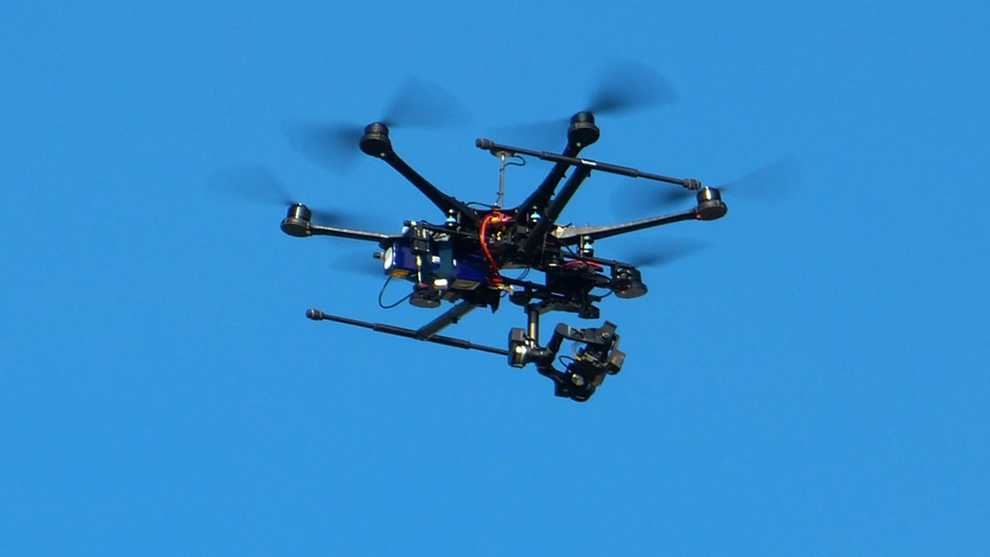 Dron surcando el cielo Dron surcando el cielo