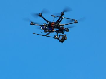 Dron surcando el cielo