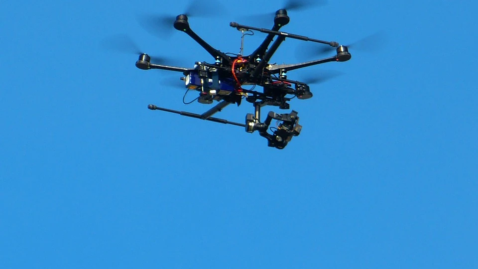 Dron surcando el cielo