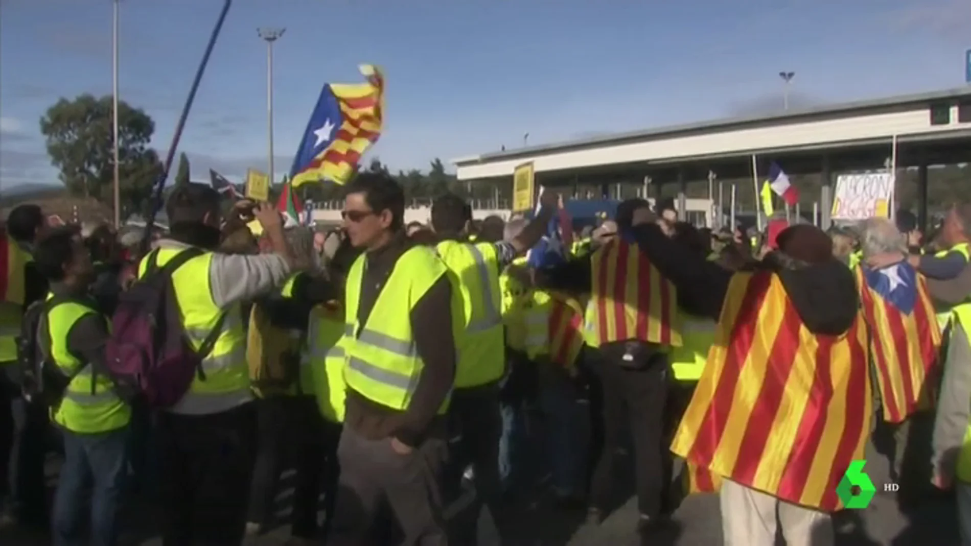'Chalecos amarillos' e independentistas en la frontera con Francia