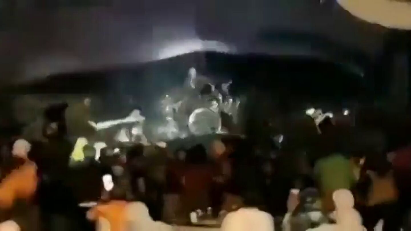 El v&iacute;deo del momento en el que gran tsunami de Indonesia acaba con un escenario en pleno concierto